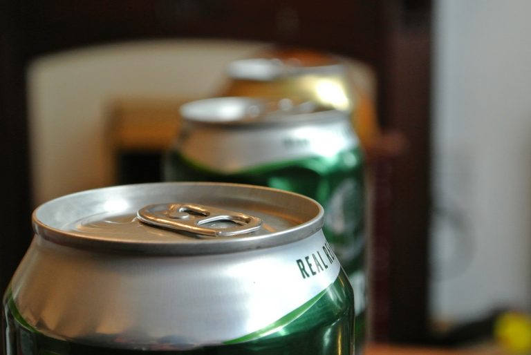 Latas de cerveza. Imagen: Pixabay.