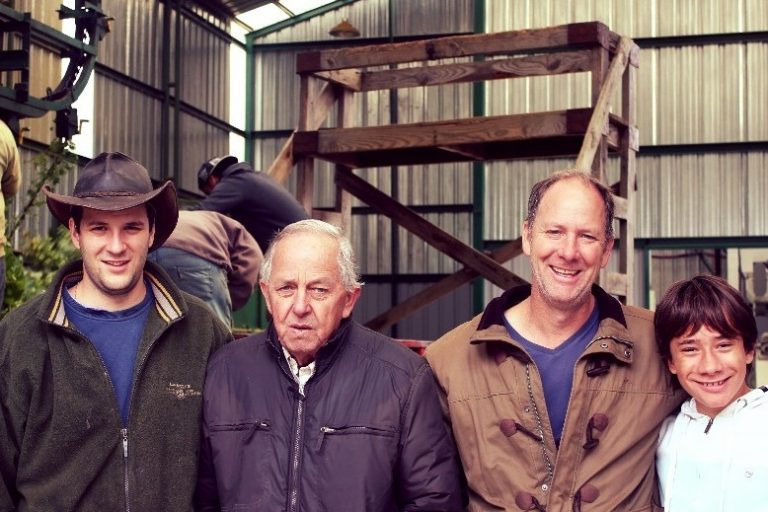 Klaus Leibrecht (segundo desde la derecha), junto con su padre Alfredo y sus hijos Andrés y Franco.