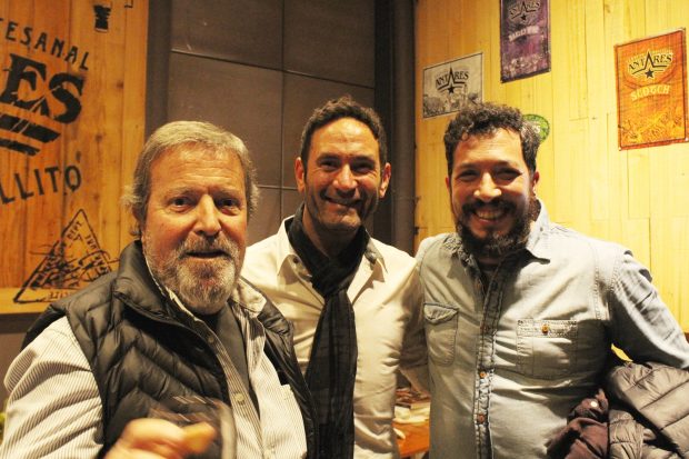 Julio Migoya, junto a dos empresarios gastronómicos durante la presentación del Anuario Cervecero.