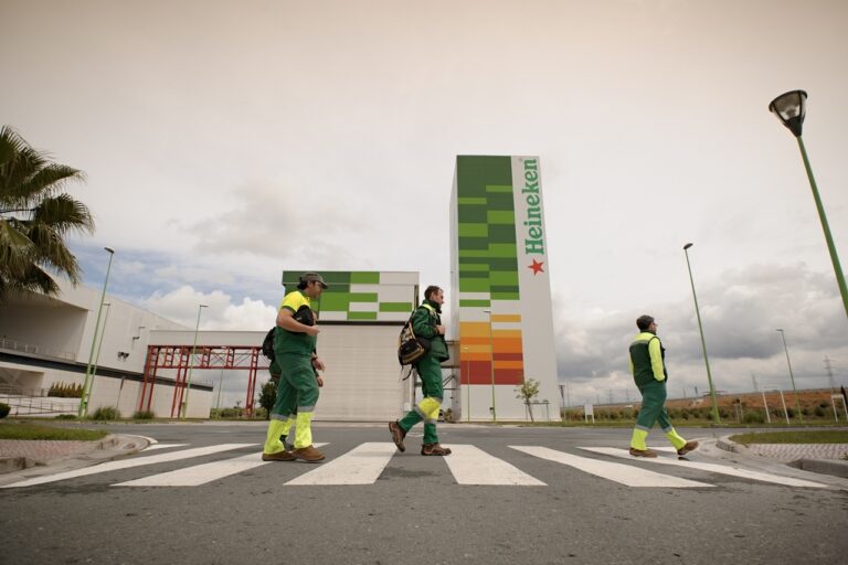 HEINEKEN España_Empleados en fábrica Sevilla